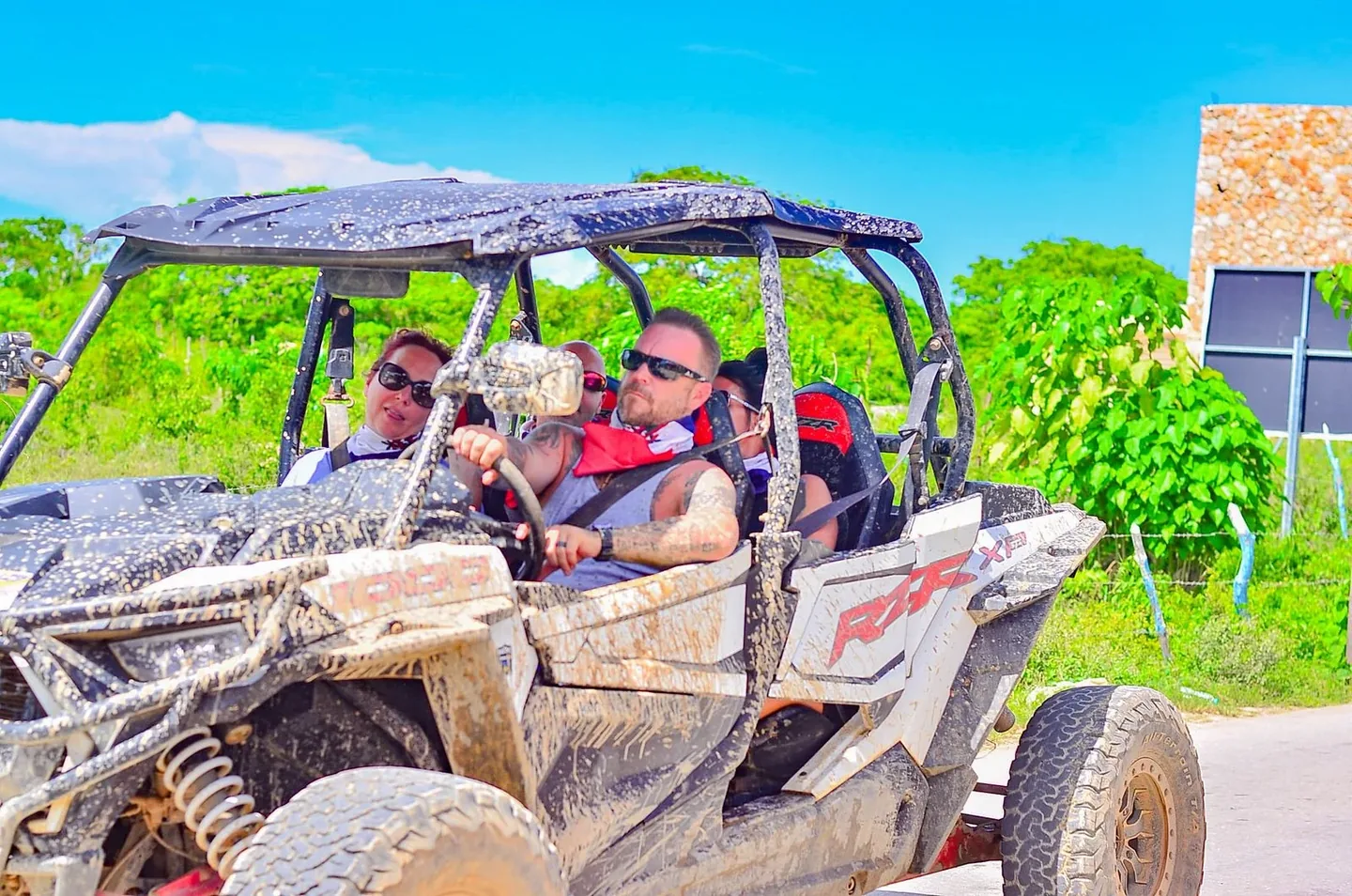 Viajeros a bordo de un buggy en Punta Cana