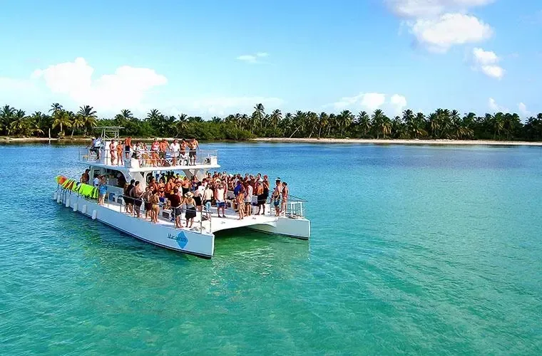 Boat and deck on the Marinarium excursion